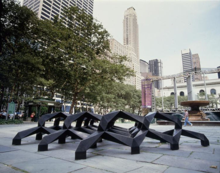 Tony Smith Smug sculpture